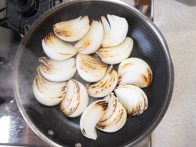 熱したフライパンにサラダ油をひいて、①の放射状にカットした新玉ねぎを、切り口を下にして並べて入れて中火で焼く。