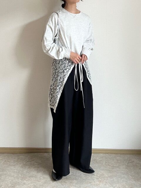 シンプルスウェットコーデを華やかに