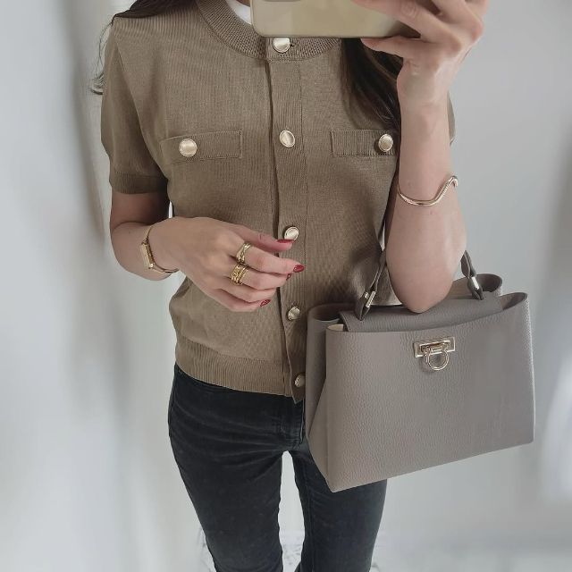 ベージュのメタルボタンカーディガンを着たコーデ