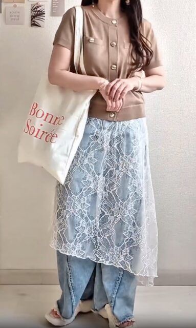 ベージュのメタルボタンカーディガンとデニムのコーデ