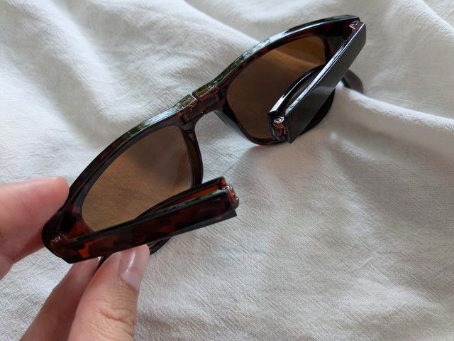 偏光グラスを折りたたむところ