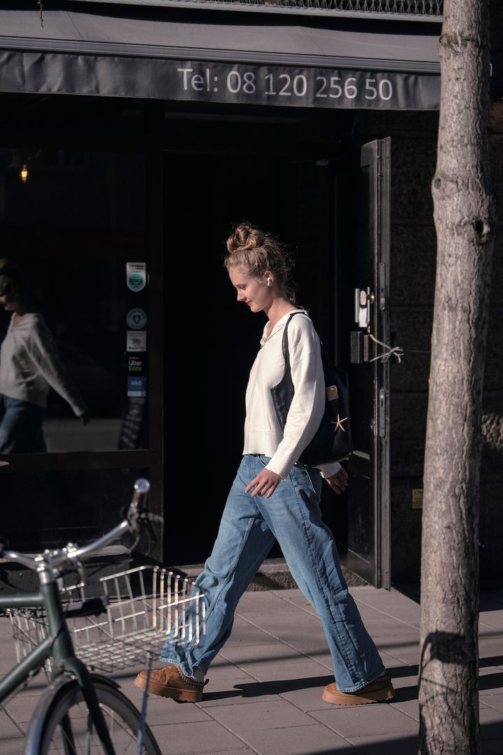 セーラーカラーが新鮮！シンプルコーデに無造作なお団子ヘアがポイント【番外編：スウェーデン】