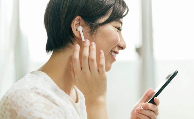 音楽を聴く女性