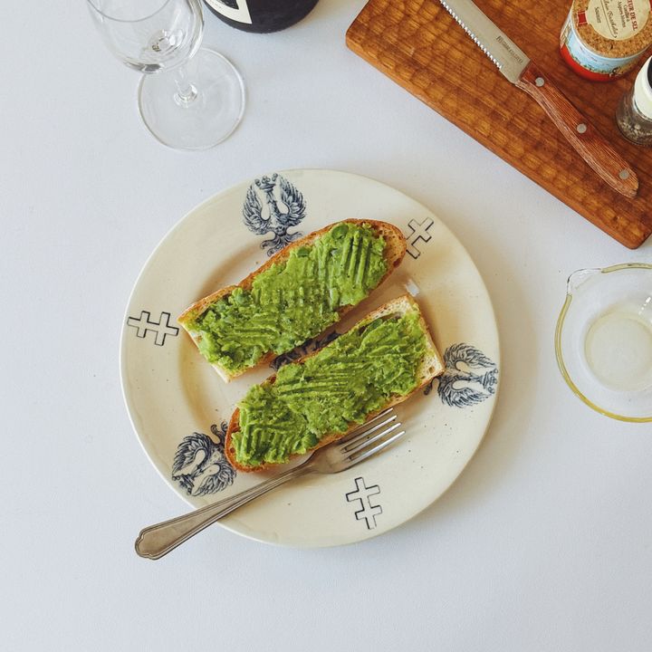 明日の朝食にいかが？グリーンピースたっぷり“タルティーヌ”のレシピ【パン好きなsumire.のバゲットサンドのレシピ vol.40 〜レシピで旅するヨーロッパ〜】