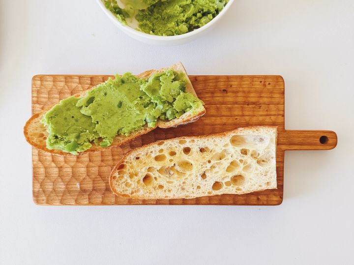 明日の朝食にいかが？グリーンピースたっぷり“タルティーヌ”のレシピ【パン好きなsumire.のバゲットサンドのレシピ vol.40 〜レシピで旅するヨーロッパ〜】