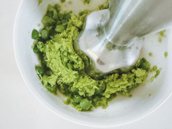 明日の朝食にいかが？グリーンピースたっぷり“タルティーヌ”のレシピ【パン好きなsumire.のバゲットサンドのレシピ vol.40 〜レシピで旅するヨーロッパ〜】