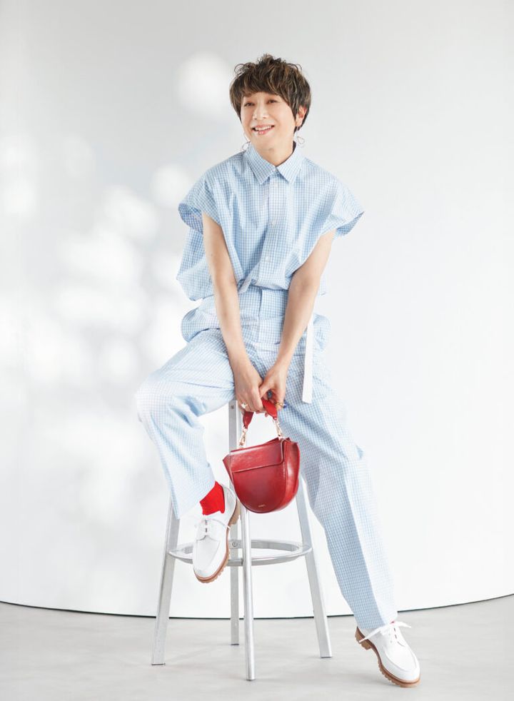 シャツ¥88,000 パンツ¥110,000／ともにブラミンク（ブラミンク トーキョー）、ベルト¥23,100／アトリエ アンボワーズ（アマン）、靴¥171,600／ジェイエムウエストン（ジェイエムウエストン 青山店）、靴下¥3,630／パンセレラ（ドゥロワー 青山店）、バッグ¥157,300／ワンドラー、右手薬指のリング¥160,600／アリータ（ともにブルーベル・ジャパン ファッション事業本部）、左手人さし指のリング¥159,500／ボロロ、ピアス¥52,800／バー ジュエリー（エルディスト ショールーム）