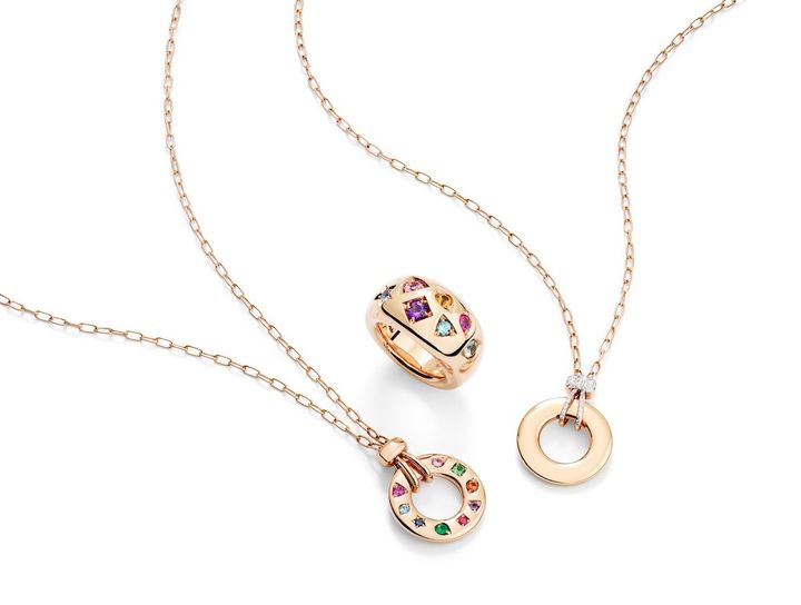 「イコニカ」リング（RG×アメシスト、ルビー、ピンクサファイア、ブルーサファイア、ブルージルコン、オレンジサファイア、グリーンサファイア）￥1,023,000 リバーシブルネックレス（RG×アメシスト、ルビー、エメラルド、ピンクサファイア、ブルーサファイア、ブルージルコン、オレンジサファイア、ツァボライト）￥880,000