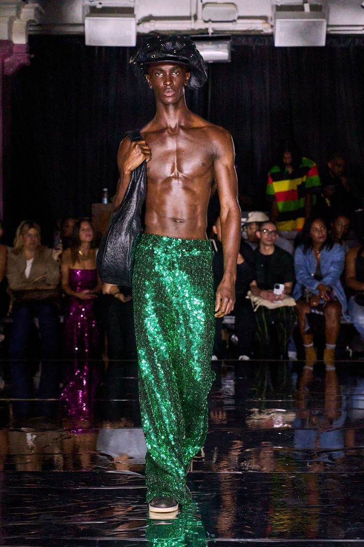 テオフィリオ 2025年春夏コレクションより。