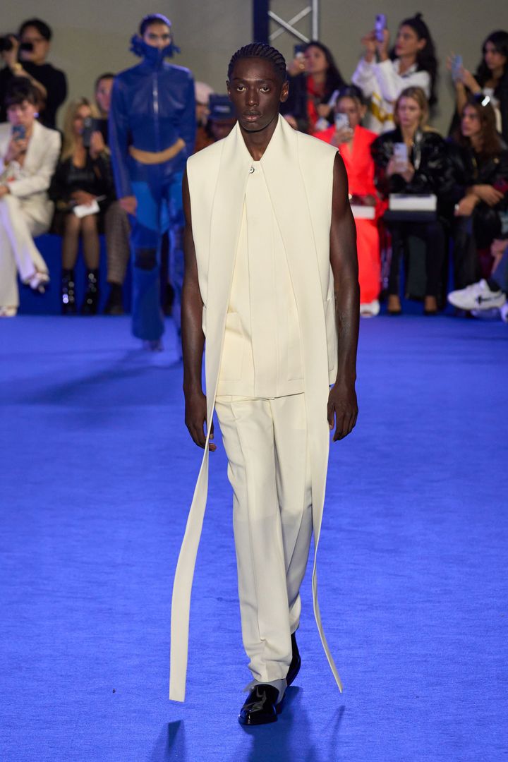 オフホワイト by イブ・カマラ 2023-24年春夏コレクションより。