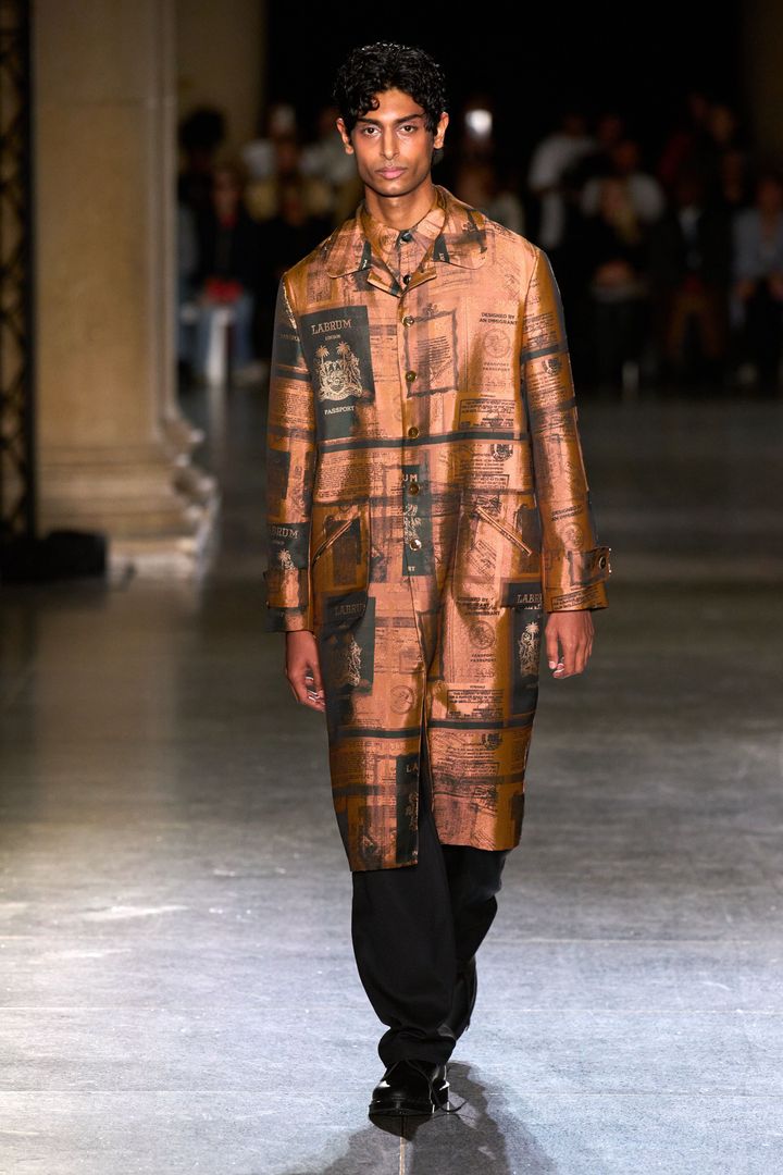 ラブラム ロンドン 2024-25年秋冬コレクションより。