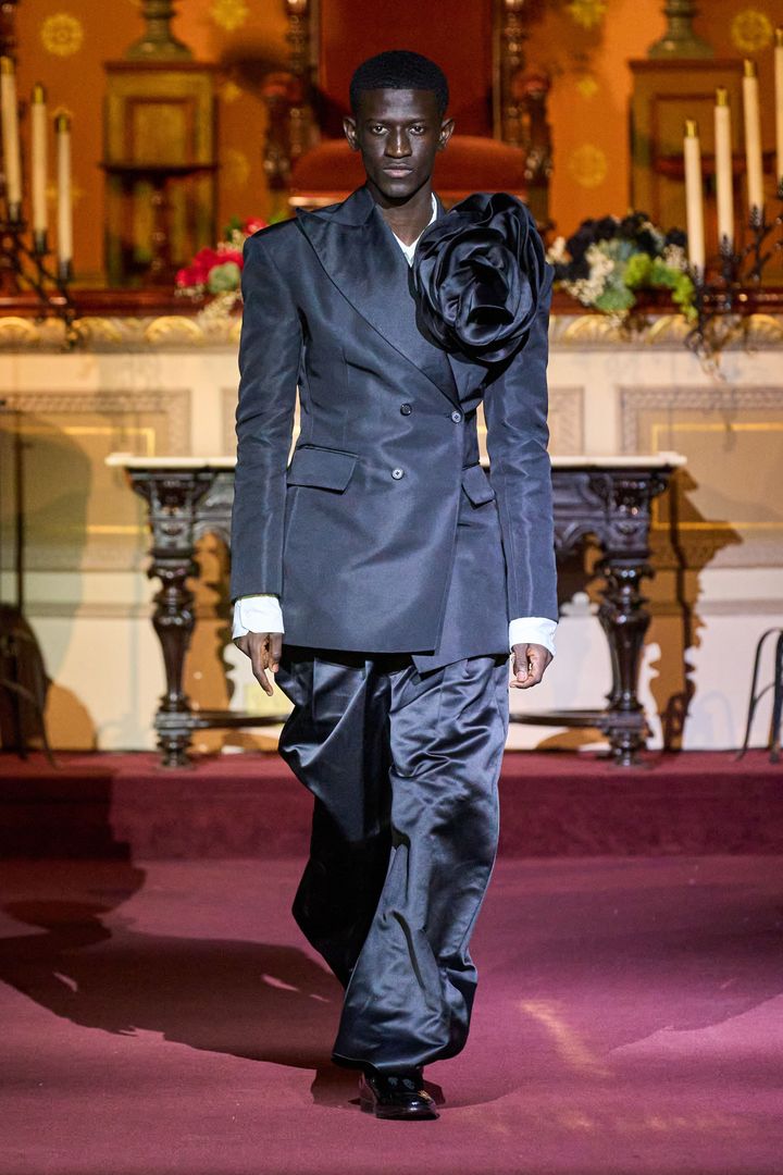 ウィリー・チャバリア 2023年春夏メンズコレクションより。