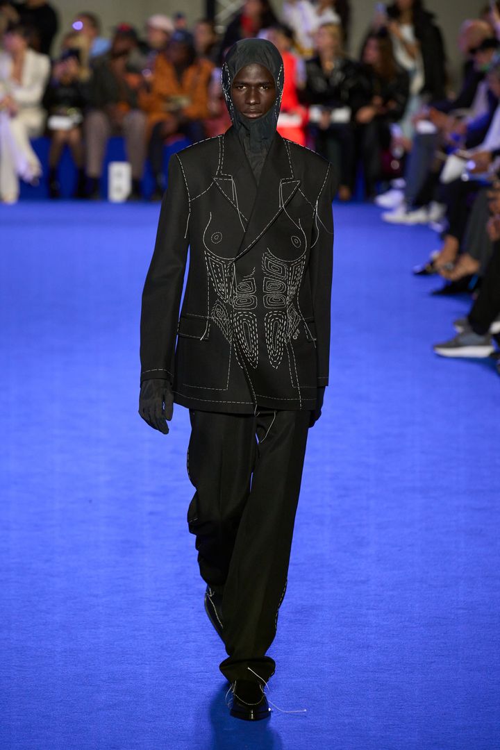 オフホワイト by イブ・カマラ 2023年春夏コレクションより。