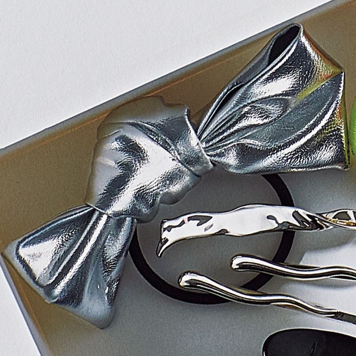 SEAのシルバーのリボンヘアゴム