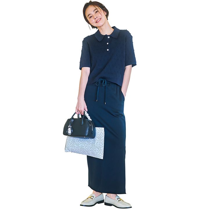 ネイビーのポロニットと同色のタイトスカートに黒のハンドバッグと白のローファーを合わせた保護者会コーデ
