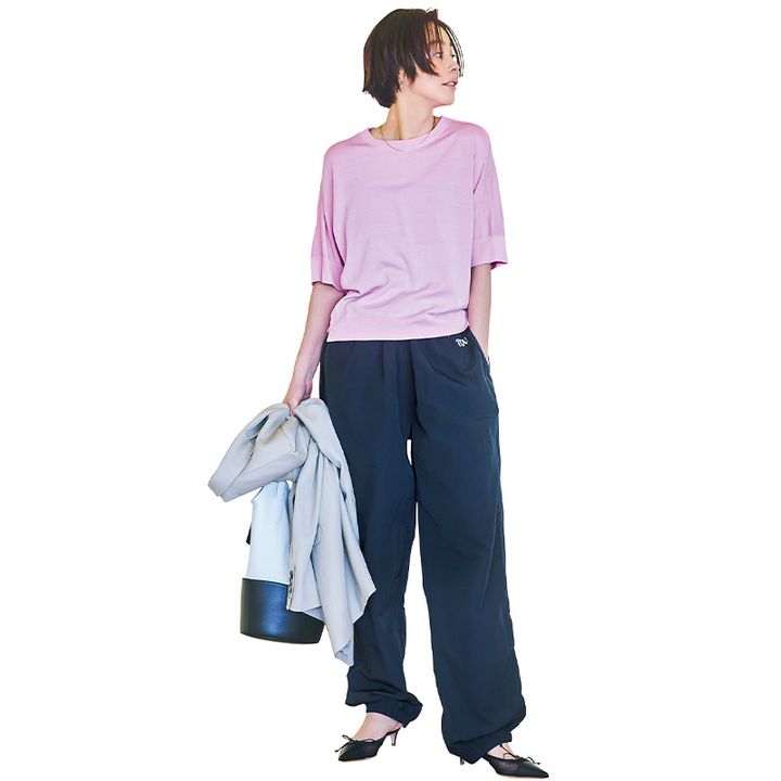 エブールのピンクの5部袖ニットとパンツにミュールを合わせてジャケットとレザーバッグを持った保護者会コーデ