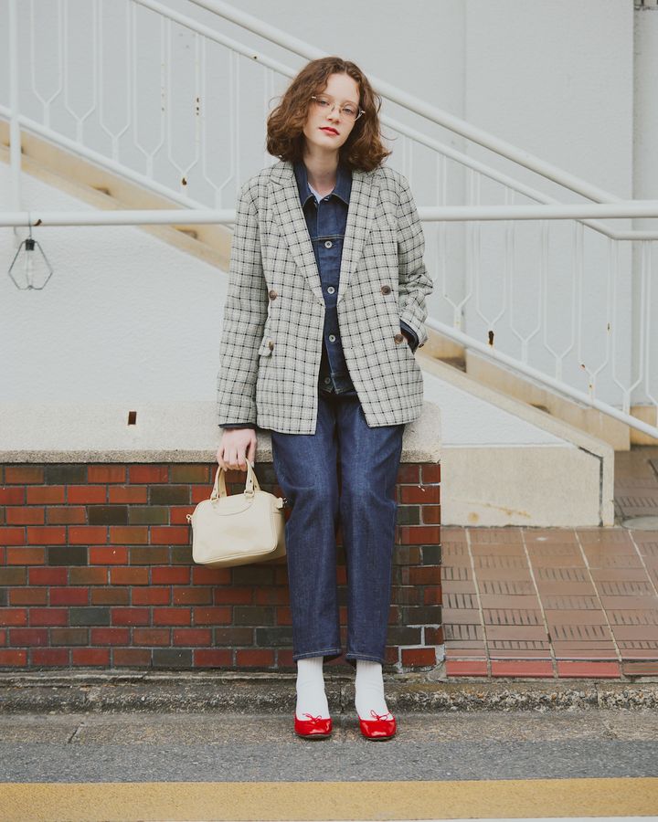 デニムをレディに着よう！小粋な赤を効かせたパリジェンヌスタイル【FUDGE dig.｜デニムオンデニム着まわしDAY2】