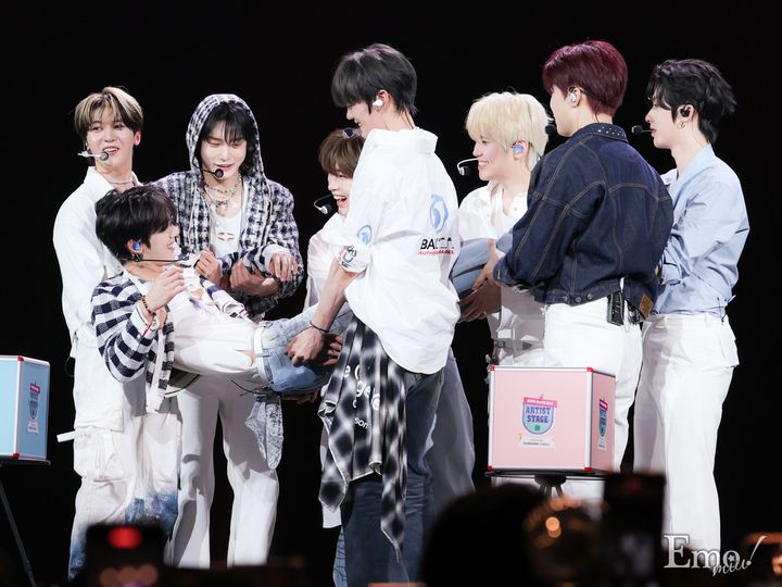 ZEROBASEONEが「ゆらゆら -運命の花-」など5曲披露！ケミコーナーではお姫様抱っこも♡『KCON JAPAN 2025』ARTIST STAGE