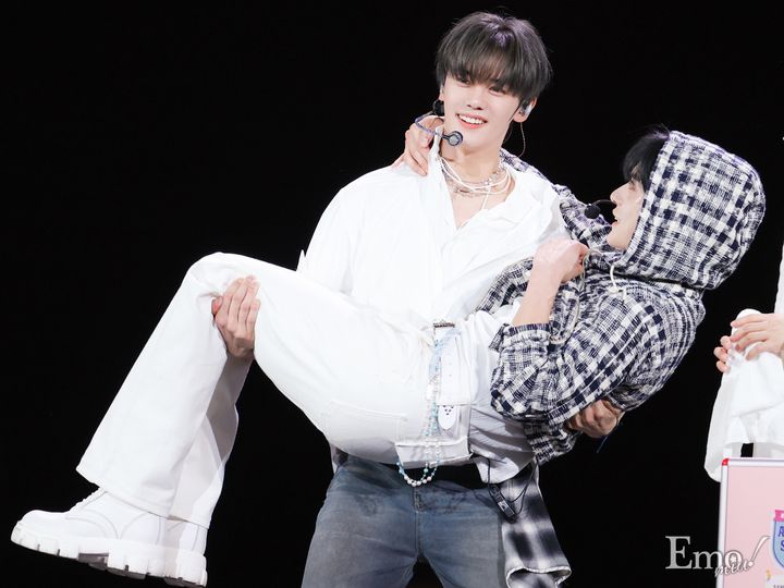 ZEROBASEONEが「ゆらゆら -運命の花-」など5曲披露！ケミコーナーではお姫様抱っこも♡『KCON JAPAN 2025』ARTIST STAGE