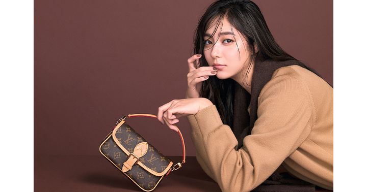 ベージュニットに茶色のニットを方がけしてルイ・ヴィトンのミニバッグ「ナノ・ディアヌ」を持つ新川優愛さん