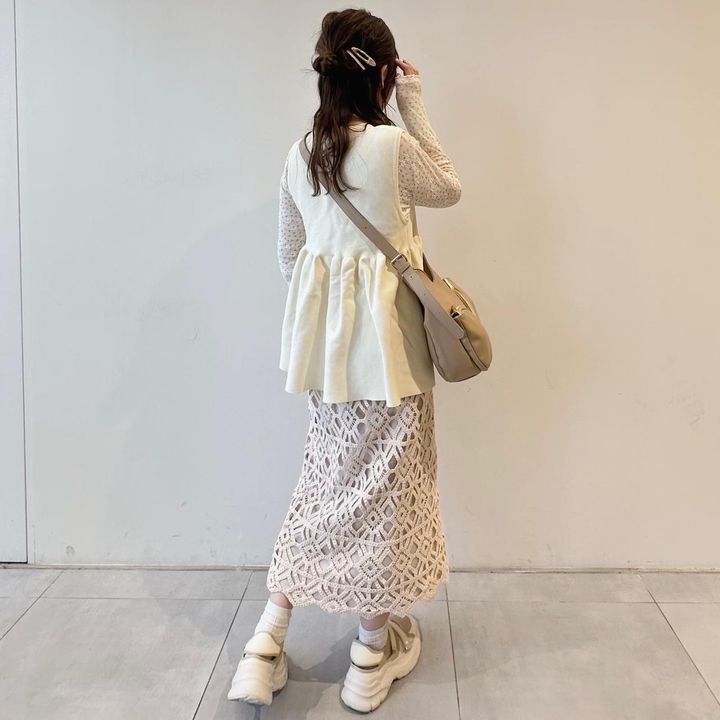 画像: ペプラムデザインでウエスト細身え