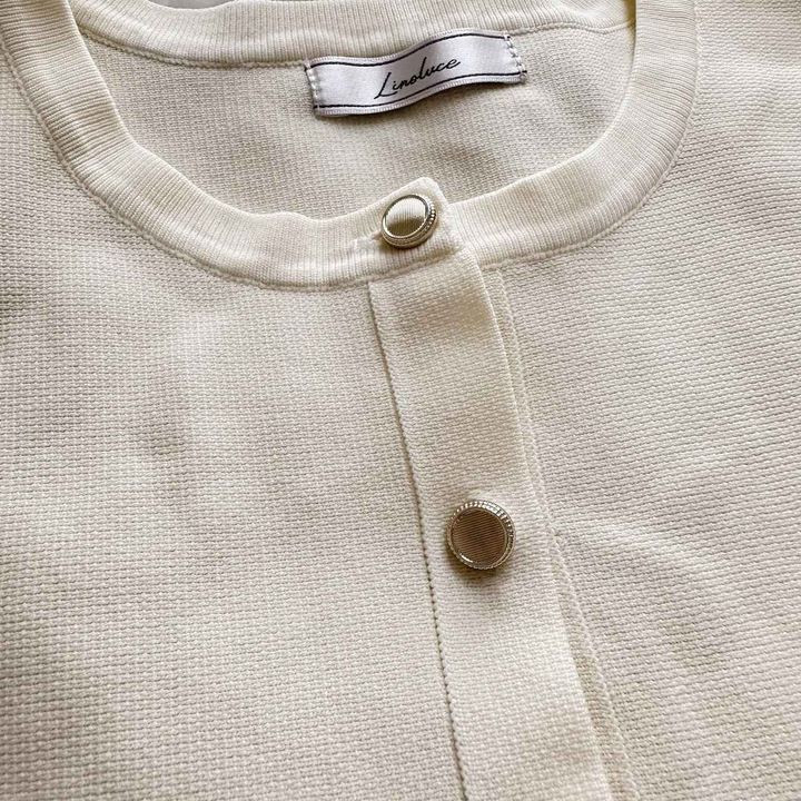 画像: ゴールドボタンがアクセント