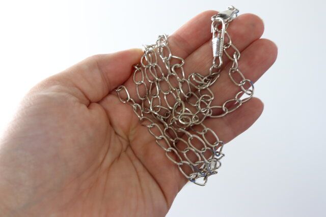 ダイソーの取り外しチェーン付ショルダーバッグ（モノトーン）のチェーン