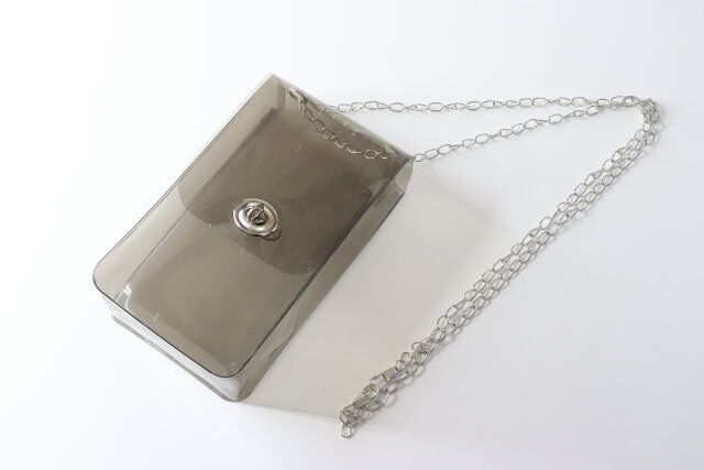 ダイソーのお洒落な取り外しチェーン付ショルダーバッグ（モノトーン）