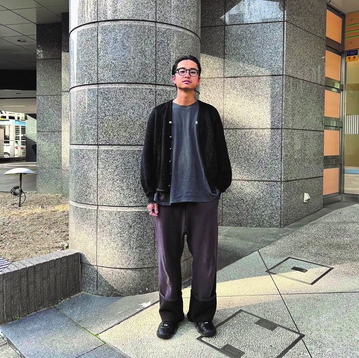 【SNAP】黒カーデ＆太すぎないスウェットパンツで大人っぽく！ 三輪龍生さん