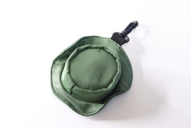 ダイソーのハット型バッグチャームポーチのカーキ