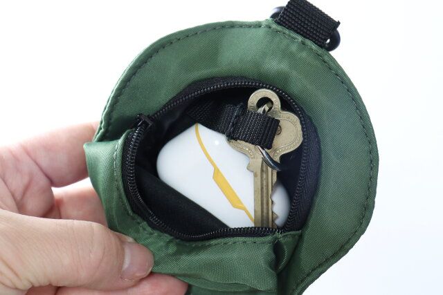 ダイソーのハット型バッグチャームポーチは鍵用のループ付き