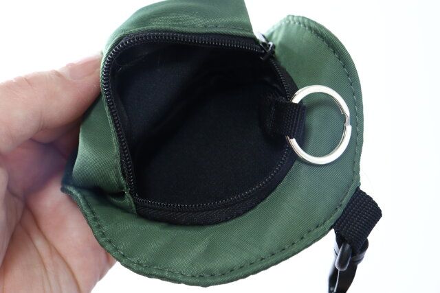 ダイソーのハット型バッグチャームポーチは小物を収納できる