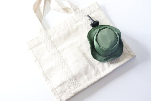 ダイソーのハット型バッグチャームポーチはカラビナ付きで着脱簡単