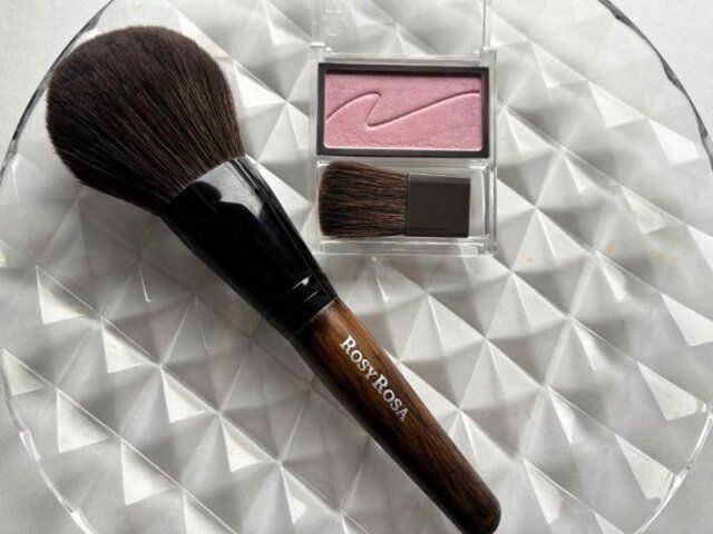 ロージーローザ「パウダーブラシEX」とセザンヌ「チークブラッシュ 03 ミルクモーヴ」550円（税込）