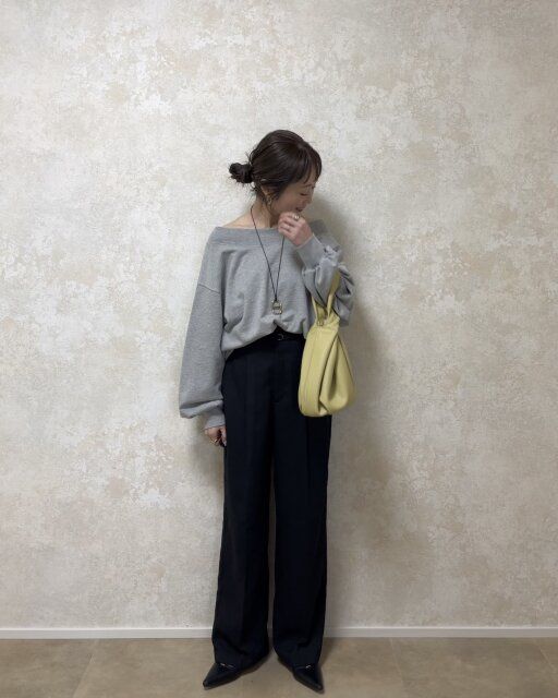 オフショルスウェットで抜け感たっぷり大人カジュアルコーデ