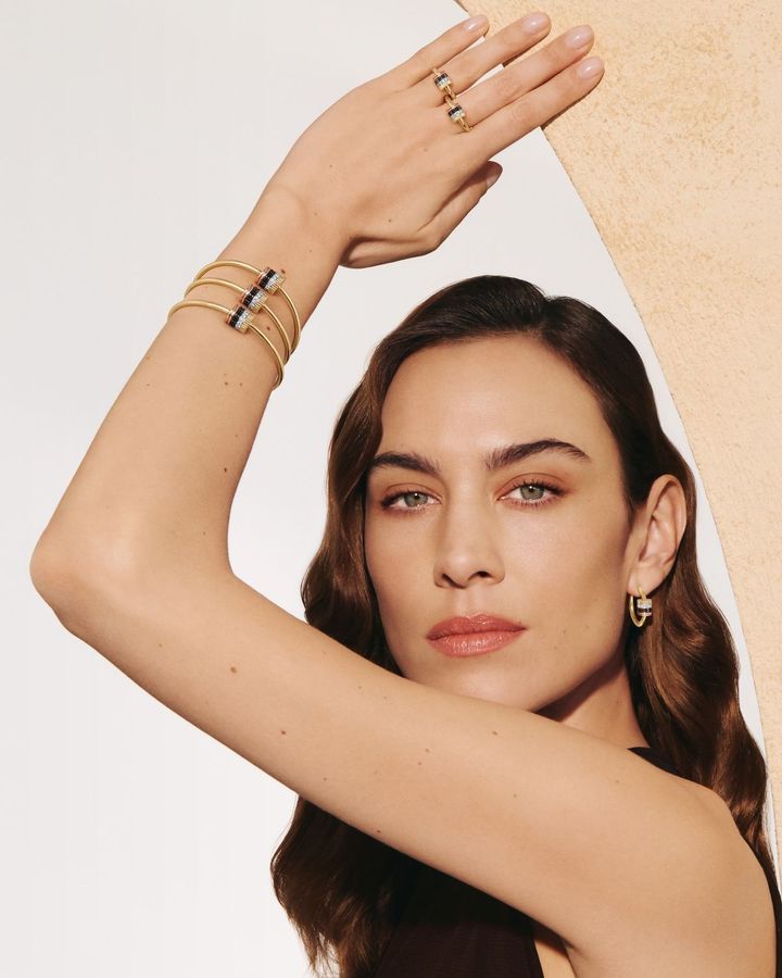 「キャトル クラシック」1モチーフ バングル ラージ（YG×PG×WG×ダイヤモンド×ブラウンPVD）各￥1,161,600（予定価格） リング（YG×PG×WG×ダイヤモンド×ブラウンPVD）各￥676,500（予定価格） 1モチーフ フープイヤリング（YG×PG×WG×ダイヤモンド×ブラウンPVD）￥1,346,400（予定価格）