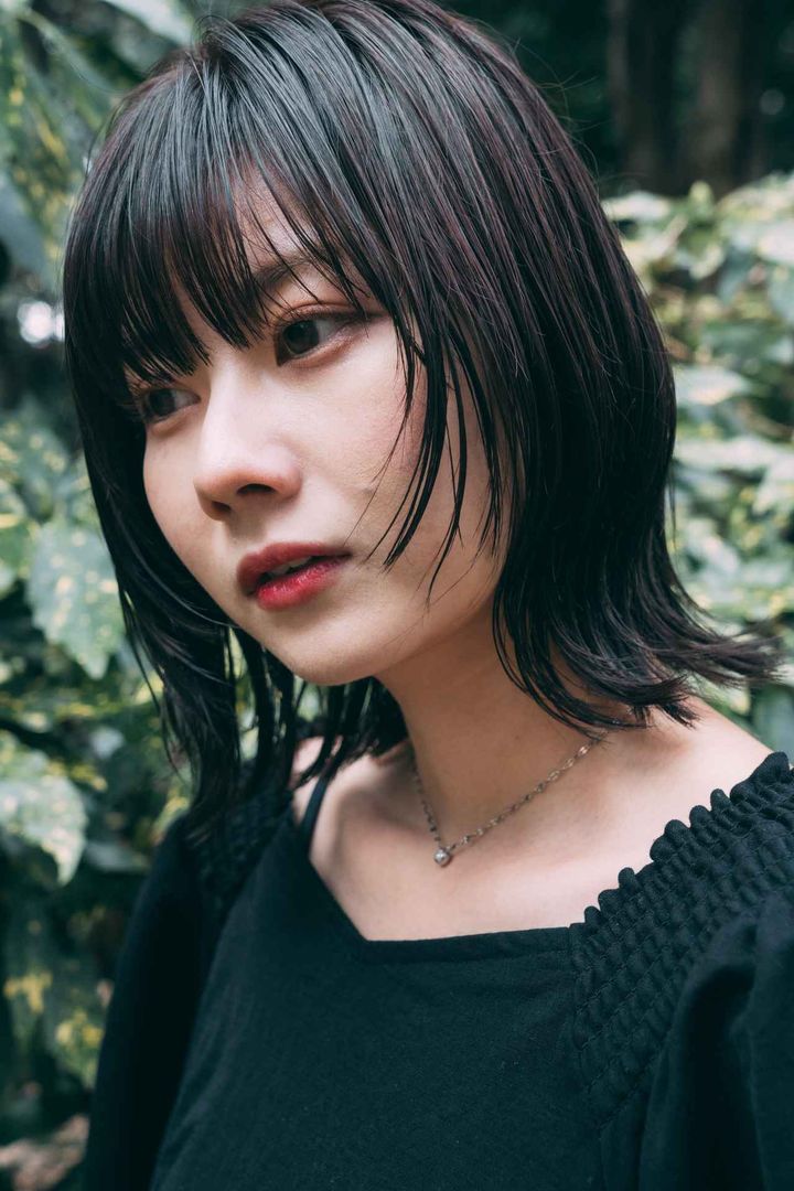 画像3: 首元のネックレスと肩のチラ見せが女性らしさを演出！