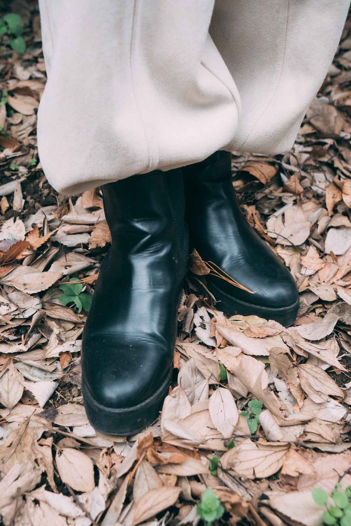 画像5: 首元のネックレスと肩のチラ見せが女性らしさを演出！