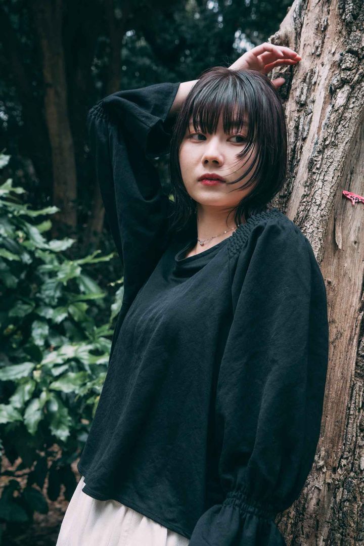 画像4: 首元のネックレスと肩のチラ見せが女性らしさを演出！