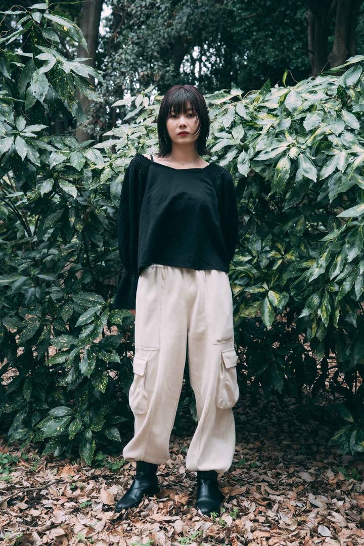 画像1: 首元のネックレスと肩のチラ見せが女性らしさを演出！