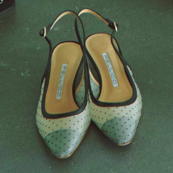 女っぽさが香り立つ一足