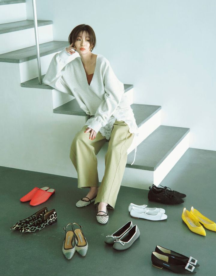 ヌーディな足元が誘う大人のモードカジュアル