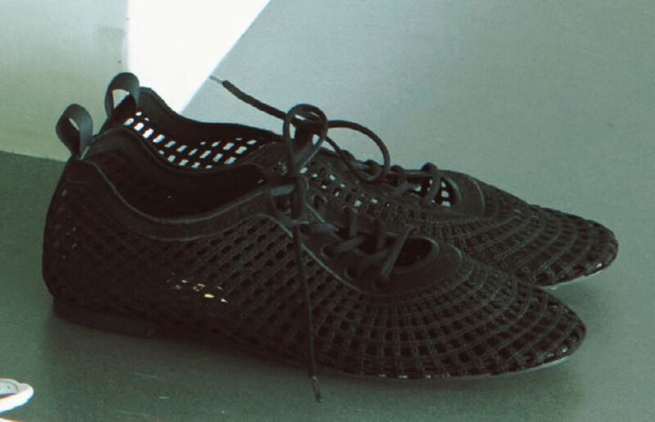 足元に繊細なレースを纏って