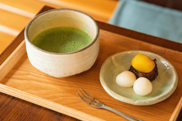 鎌倉小町通りの老舗「鎌倉甘味処くるみ」で味わう♪昔ながらのあんみつとふっくらモチモチの白玉