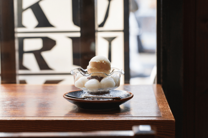 鎌倉小町通りの老舗「鎌倉甘味処くるみ」で味わう♪昔ながらのあんみつとふっくらモチモチの白玉