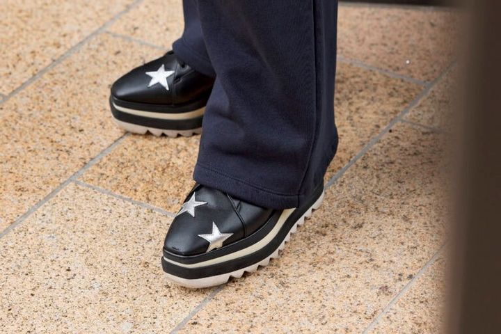 ステラ マッカートニーの靴はシンプルな着こなしのアクセントに。プラットフォームなので歩きやすい。