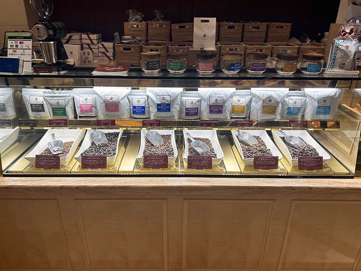 （左から）「メキシコオーガニック デカフェコーヒー」800円、「パナマ・ゲイシャコーヒー」3000円、「ハワイコナブレンド」1200円、「ブルーマウンテンブレンド」1200円、「インドネシアマンデリンブレンド」600円、「ゴールデンモカブレンド」600円、「ロイヤルクリスタルブレンド」600円 ※すべて100gあたりの価格