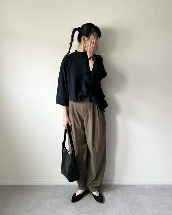 オーバードレープブラウス×UNIQLOのカーキの「ウルトラストレッチアクティブワイドパンツ」