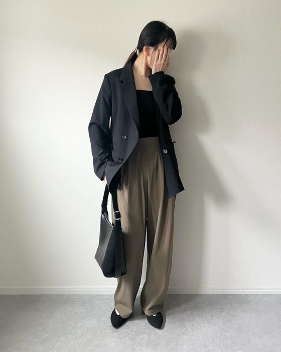 ダブルブレストジャケット×UNIQLOのカーキの「ウルトラストレッチアクティブワイドパンツ」