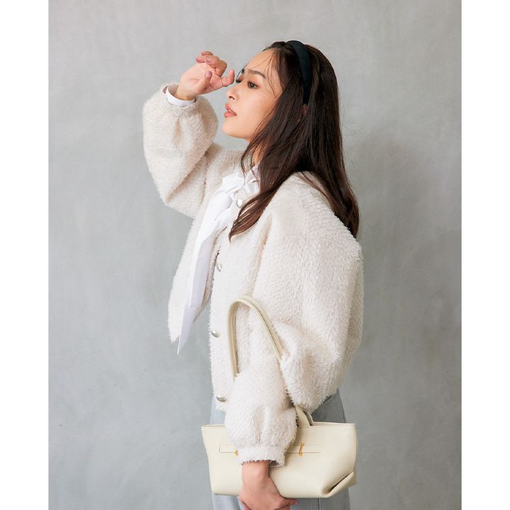 白のボウタイブラウスに同色系のジャケットを羽織ってグレーのパンツを合わせた行事コーデ